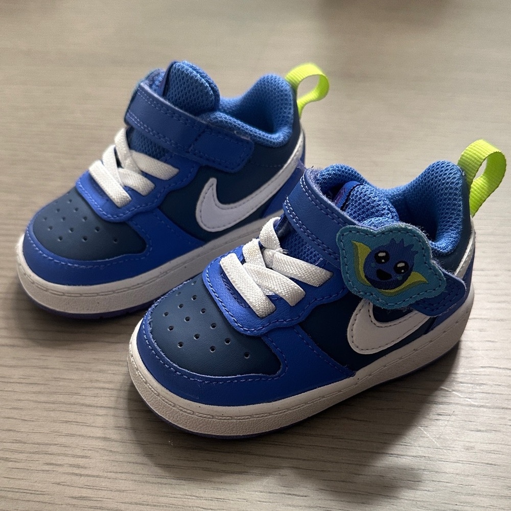 Nike Kids Blue and White Low-Top Sneakers with Character Patch